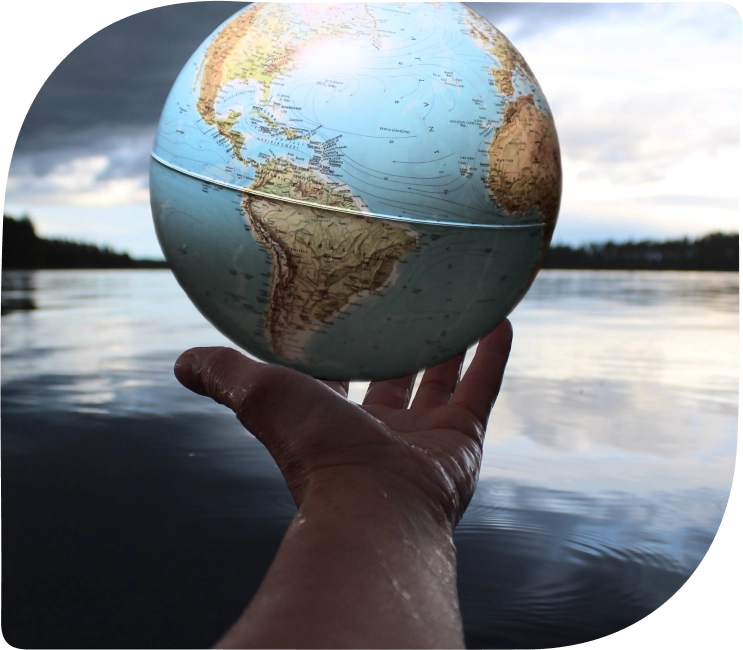 Mão segurando o mundo